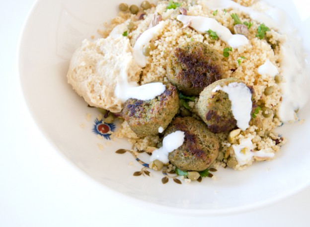 10 minute meal: kruidige couscous met falafel en doperwtjes.