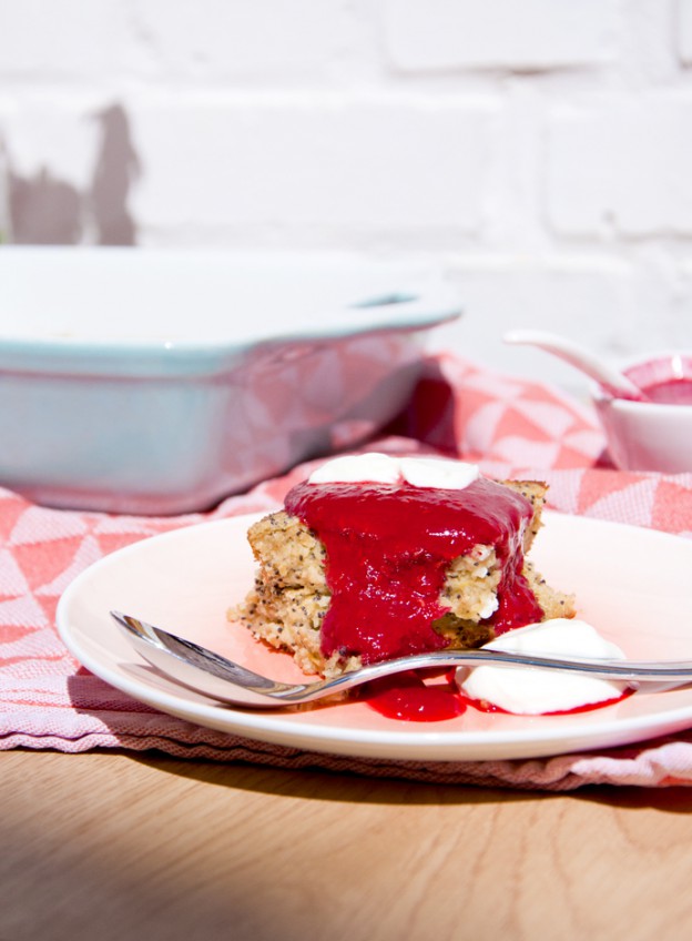 Ontbijt juweeltje: baked oats citroentaart met bosvruchtensaus.