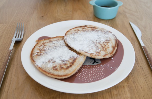 Recept: fluffy kaneelpancakes met maple syrup.