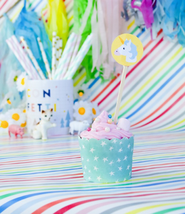 Unicorn birthday cupcakes met roze slagroom.